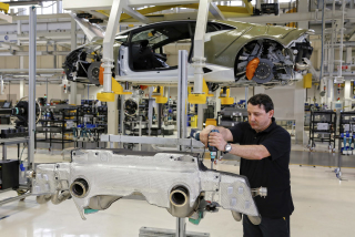 Illustration for article titled El minucioso proceso de construir un Lamborghini, foto a foto